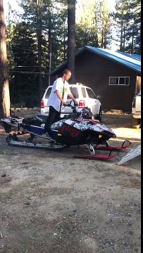 Chargement d'une motoneige à l'arrière d'un pickup