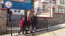 Üsküdar'da bir okulda öğrenci velisi, tartıştığı öğretmeni vurdu. Ayağından yaralanan öğretmen, olay yerine gelen ambulansla hastaneye kaldırıldı.