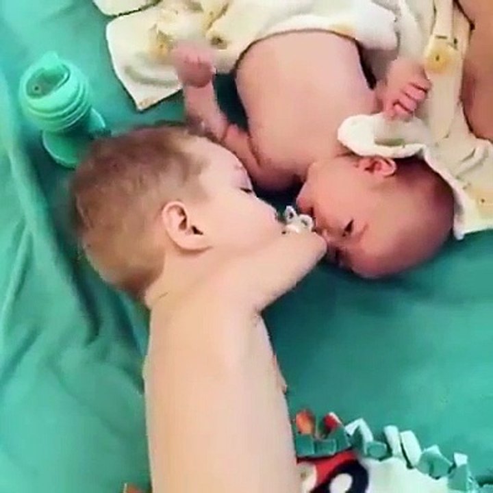 Un enfant sans avant bras aide son petit frère en pleurs !