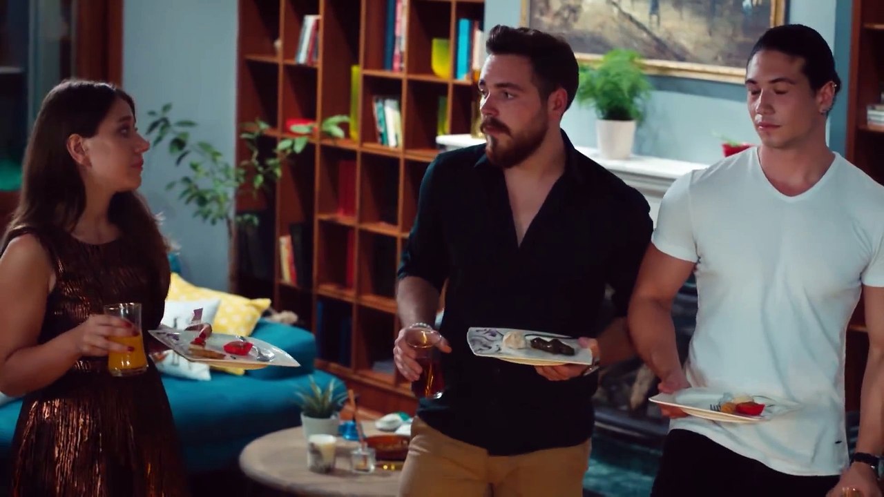 Azra ile Cenk Arasındaki İlk Yakınlaşma! - Elimi Bırakma 4.Bölüm