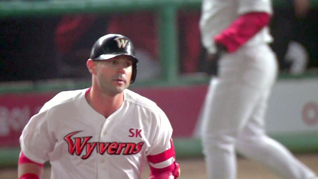 로맥 2홈런-켈리 호투, SK 3차전 승리 / YTN