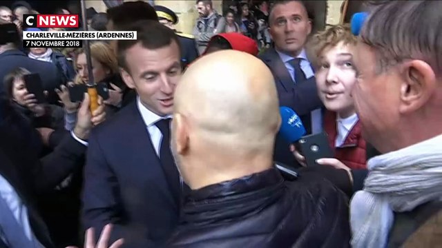 Emmanuel Macron interpellé par la foule à Charleville-Mézières