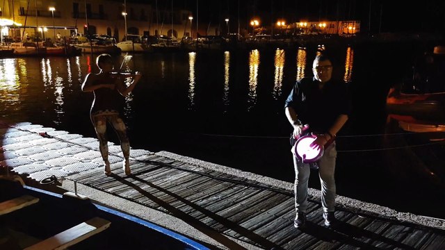DS and Music et ses musiciens sur la scène flottante dans le port de Mèze