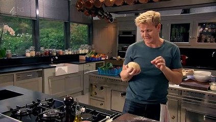 Скачать видео: Gordon Ramsays Ultimate Cookery Course S01E12 - Better Baking