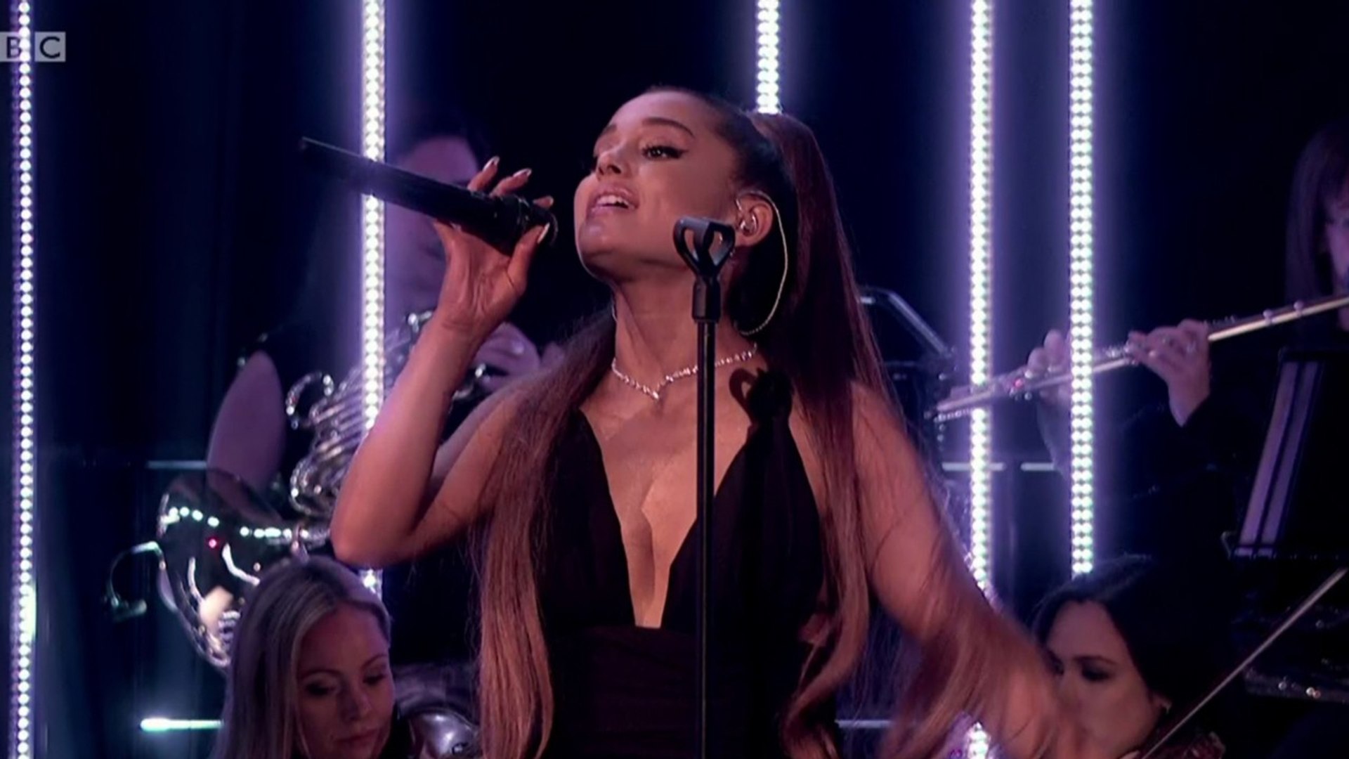 Ariana Grande Tropezó En El Show De Ellen Mientras Cantaba 'Thank U, Next'