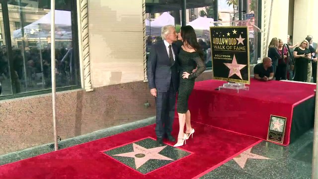 Michael Douglas devela estrella en Paseo de la Fama de Hollywood