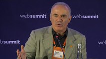 Kasparov dà scacco ai Paesi illiberali: 