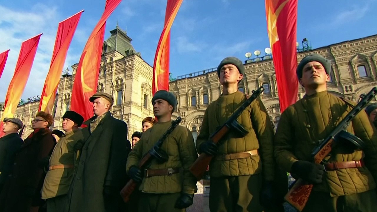 Russian military re-enact historic 1941 WW2 par...