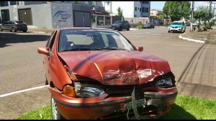 Após colisão, Palio é jogado contra portão de residência