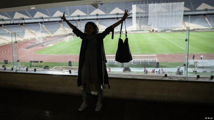Erkek kılığında stadyuma giren İranlı kadınlar