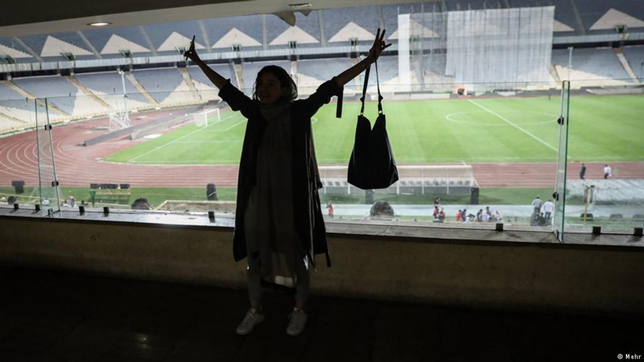 Erkek kılığında stadyuma giren İranlı kadınlar