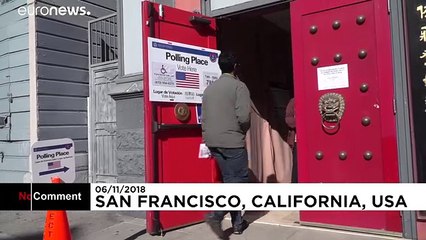 Un colegio electoral en un templo budista