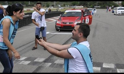 Yarış pistinde evlenme teklifi