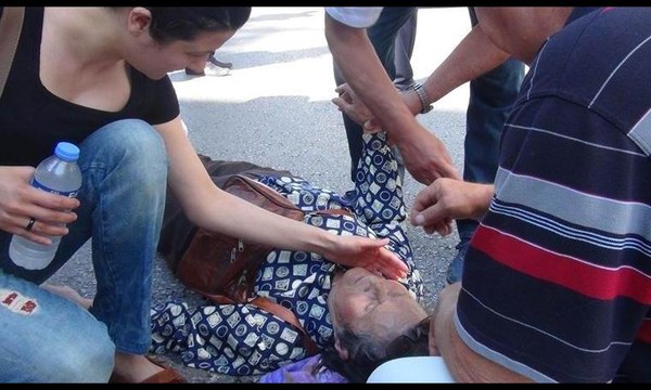 Çarptığı yaşlı kadının başından ayrılmadı