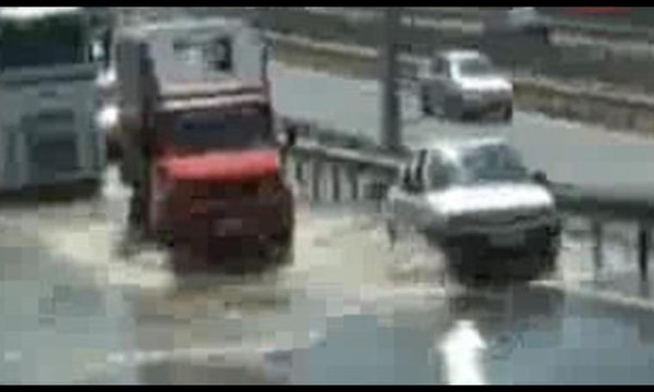 TEM'i su bastı...Olay yerinden ilk görüntüler