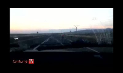 Motosikletlinin tehlikeli yolcuğu kamerada