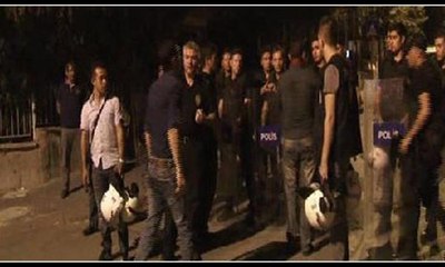 Polise sarılan gence biber gazı