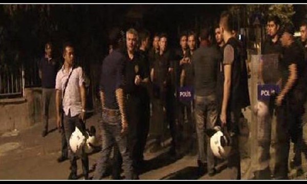 Polise sarılan gence biber gazı