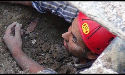 Göçük altında kalan işçi 3 saatte böyle kurtarıldı