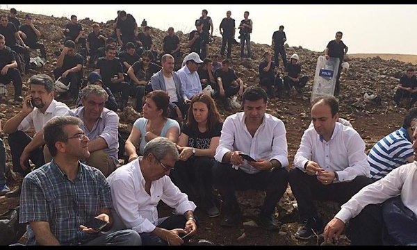 Polis, Demirtaş ve HDP'li iki bakanı çembere aldı