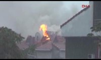 Çanakkale'de evin çatısına yıldırım düştü