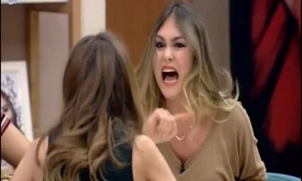 Kısmetse Olur'da Melis ve Hazal birbirine girdi