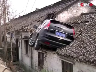 Un automobiliste confond l’accélérateur et le frein et se retrouve sur un toit