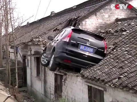 Un automobiliste confond l’accélérateur et le frein et se retrouve sur un toit