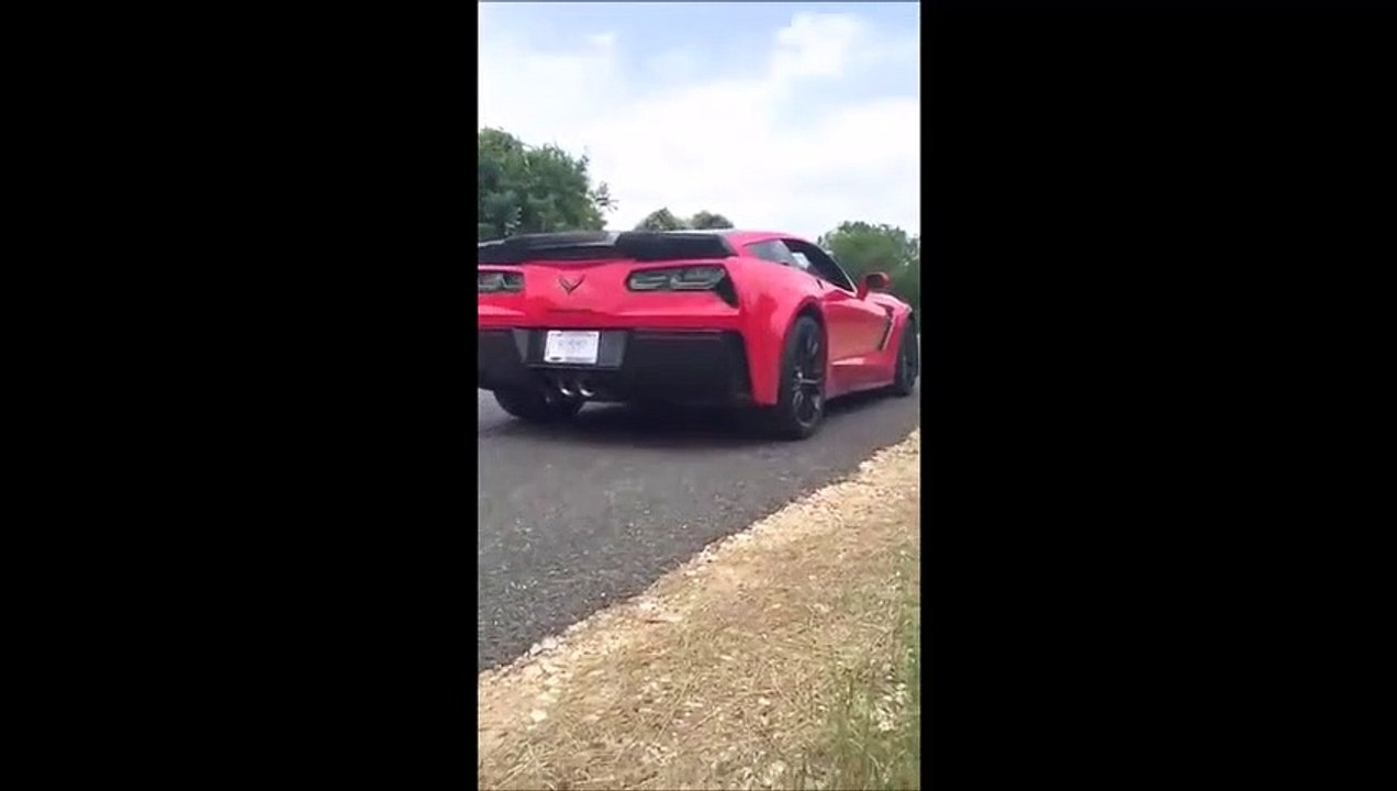 Première sortie avec sa Corvette neuve : il se rate en ligne droite