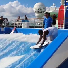 Honte de la journée pour ce touriste qui va perdre son short en faisant du surf