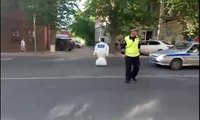 Şarjı bitince yolda kalan robot trafiği birbirine kattı