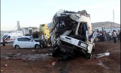 Freni boşalan kamyon dehşet saçtı