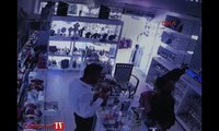Turistlerin hırsızlık anı güvenlik kamerasında
