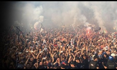 Dolmabahçe yanıyor... Beşiktaş şampiyonluğu binlerce taraftarla kutluyor
