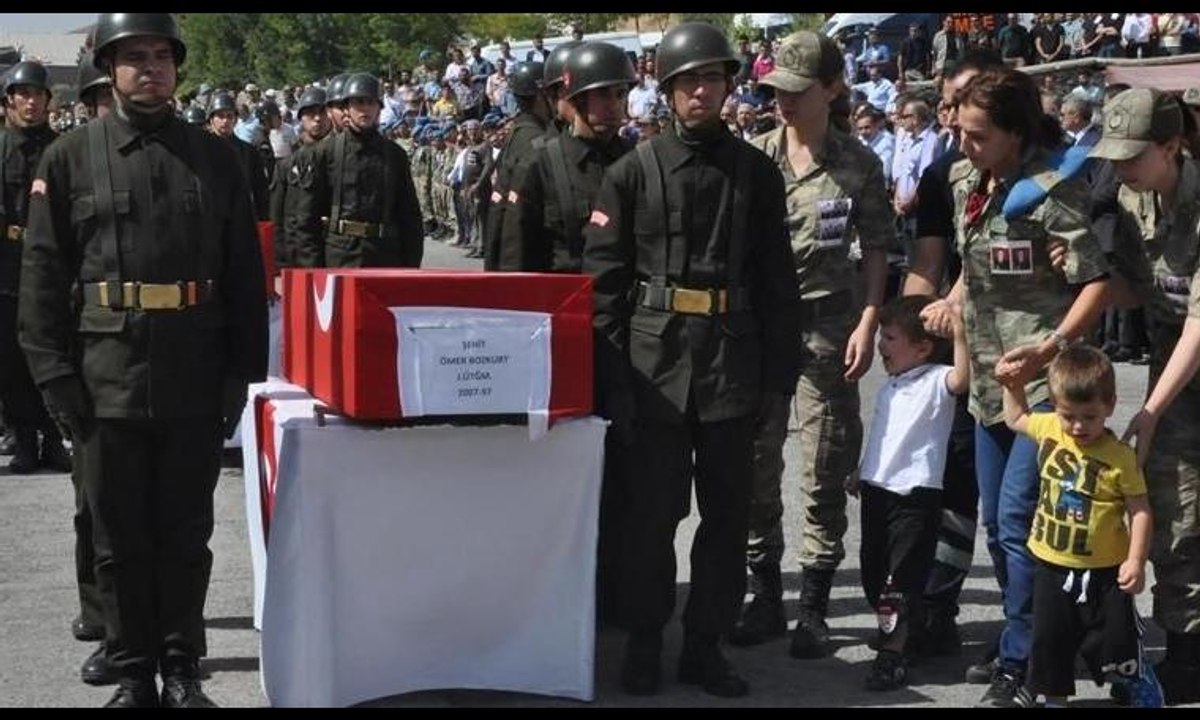 Şehit eşinin tabut başında okuduğu şiir yürekleri dağladı