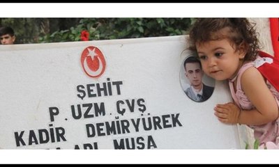 Mezarı başında şehit babasıyla bayramlaştı, yürekleri dağladı