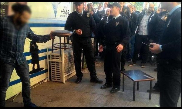 Esnaf, masaları kaldırmaya gelen zabıta ve polislere bıçakla direndi