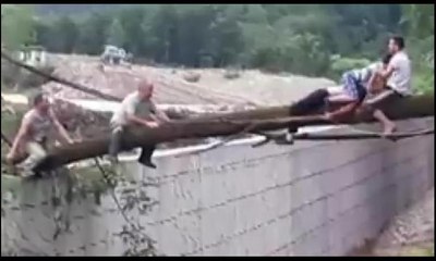 Köylüler ağaçtan köprü yaparak çocukları selden kurtardı...  'Devlet sıfır'