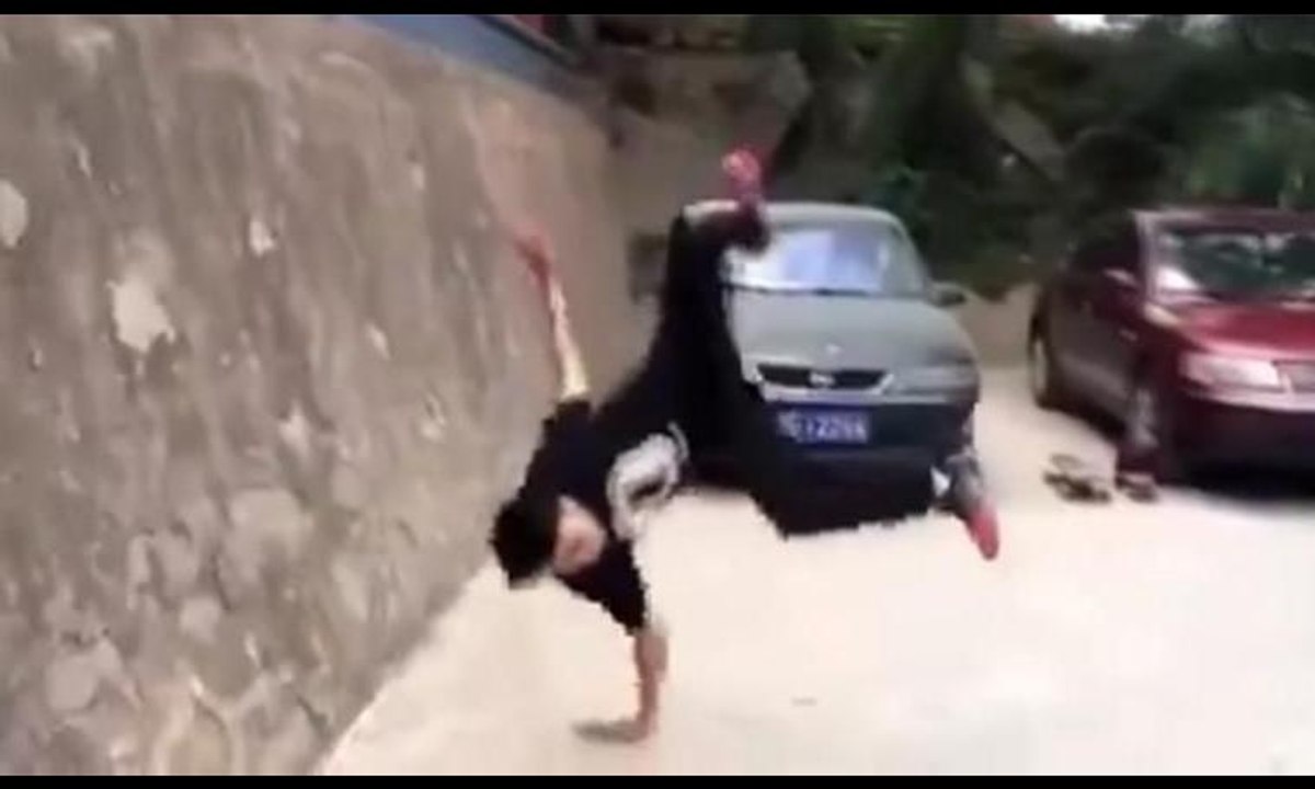 Korkunç an: Takla atmak isterken kolunu kırdı