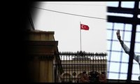 Beyoğlu'ndaki Hollanda bayrağı indirildi... Tekbir getirerek Türk bayrağını göndere çektiler