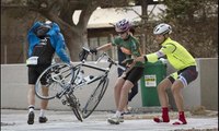 Tur rüzgardan dolayı iptal edildi: Bisikletlerini zor tuttular