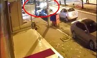 Korkunç an kamerada: Eşine kızdı kucağındaki bebeğiyle araçtan atladı