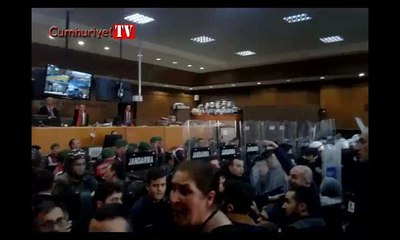 Sanık IŞİD'liler mahkemede avukatlara saldırdı