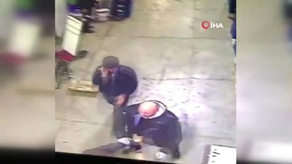 Kavgaya Aldırmadı, Aynada Saçını Düzeltti