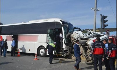 Yolcu otobüsü ile otomobil çarpıştı: 1 yaralı