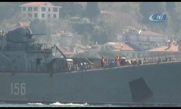 Boğaz'da hareketli dakikalar... Rus savaş gemisi böyle geçti