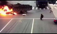 Motosiklet kamyonun yakıt tankına çarptı alev alev yandı