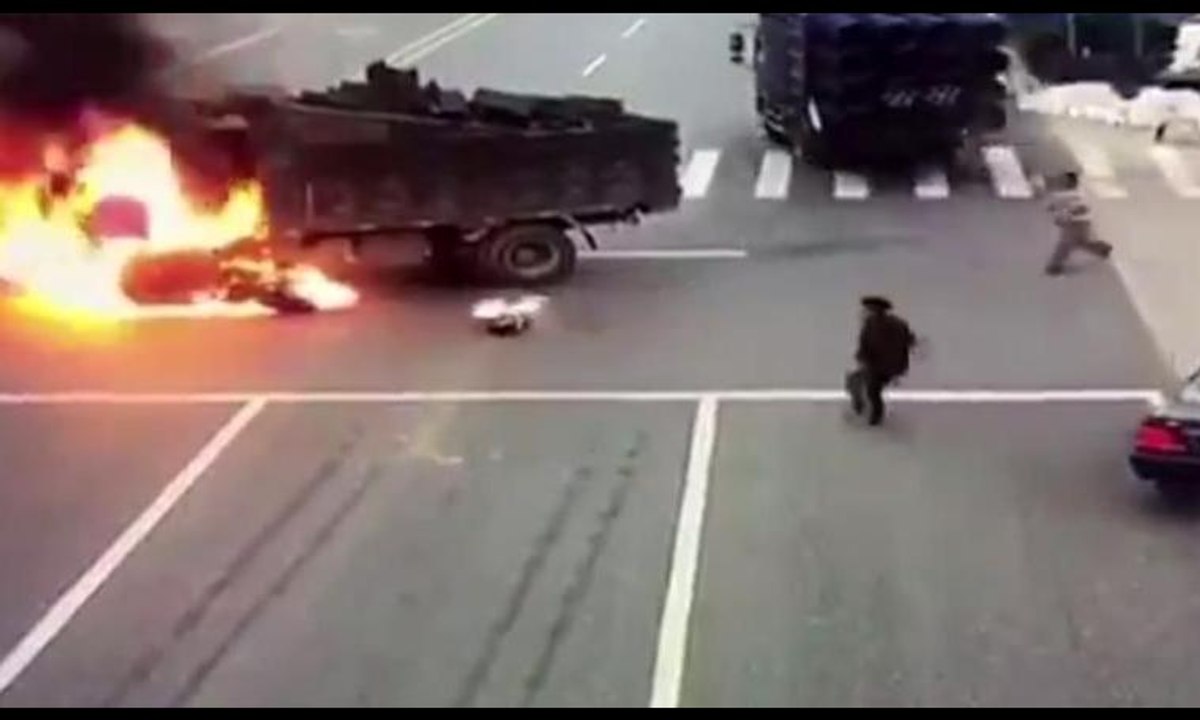 Motosiklet kamyonun yakıt tankına çarptı alev alev yandı