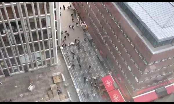 Stockholm'de yayaların üzerine kamyon sürüldü... İlk görüntüler