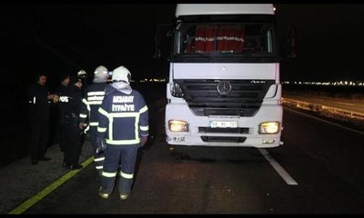 Otomobilin patlayan lastiğini değiştirirken TIR çarptı: 1 ölü, 1 yaralı